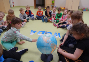 Dzieci odszukują obszary wodne na globusie